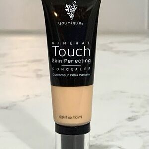 Younique Touch concealer VELOUR